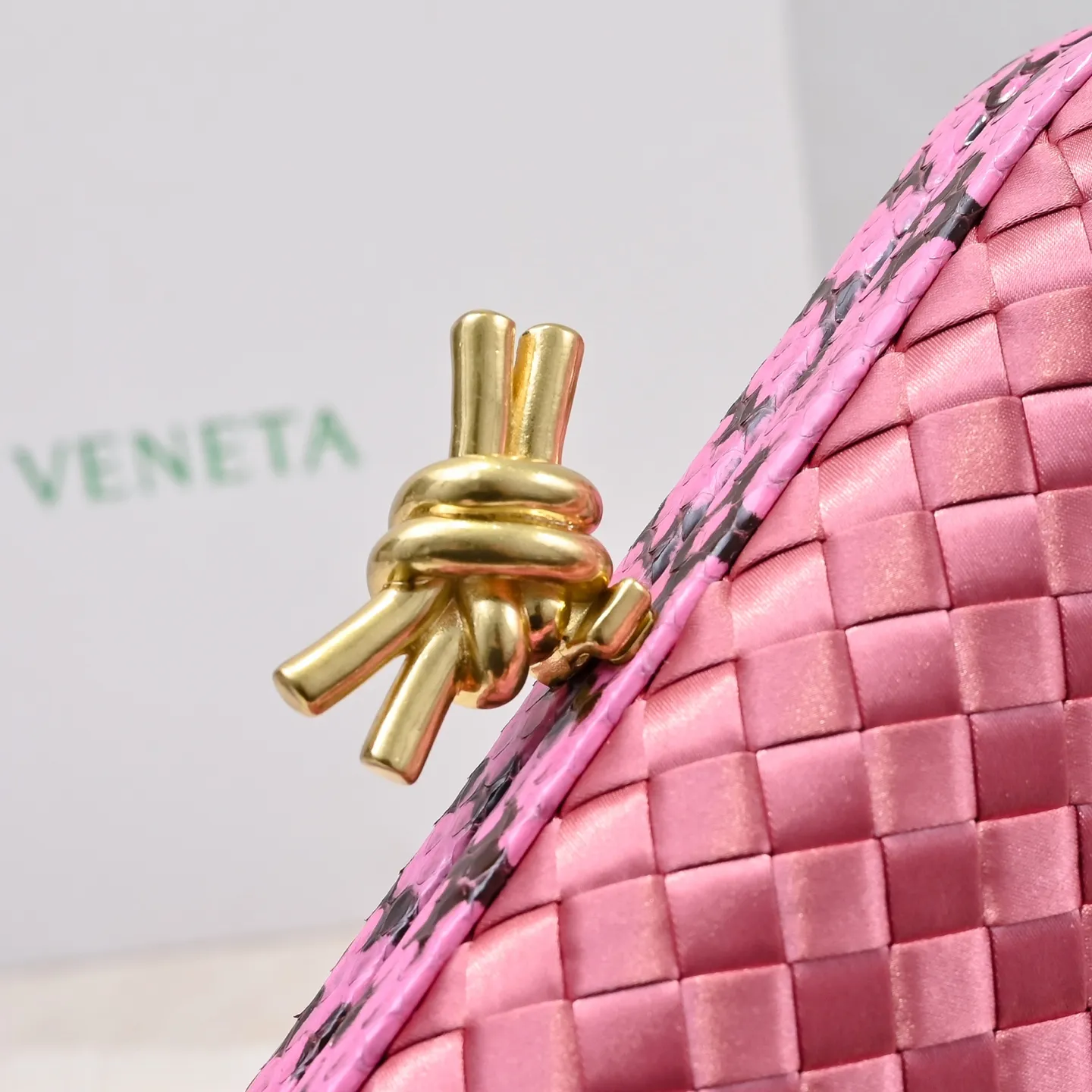 Batch 1460 #BV Knot woven evening bag series ~ 717622 Each bag reveals exquisite elegance💫Iconic classic silk weaving➕snake skin trimming with knot buckle, soft and delicate feel. The design is small and exquisite, low-key without logo, elegant and elegant. Paired with evening dress or cheongsam, it has the atmosphere of a famous and wealthy lady, full of aura and invincible texture💃 Model: 7622 Dimensions: 20x12x5.5